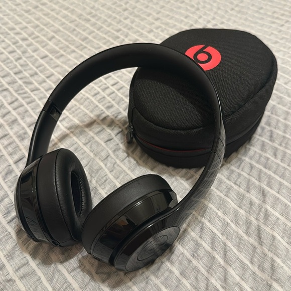 Beats Solo 3 Wireless Headphones - Picture 2 of 5